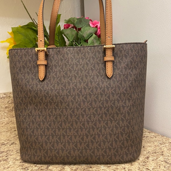 Michael KORS Medium Front Pocket Tote - Picture 2 of 14